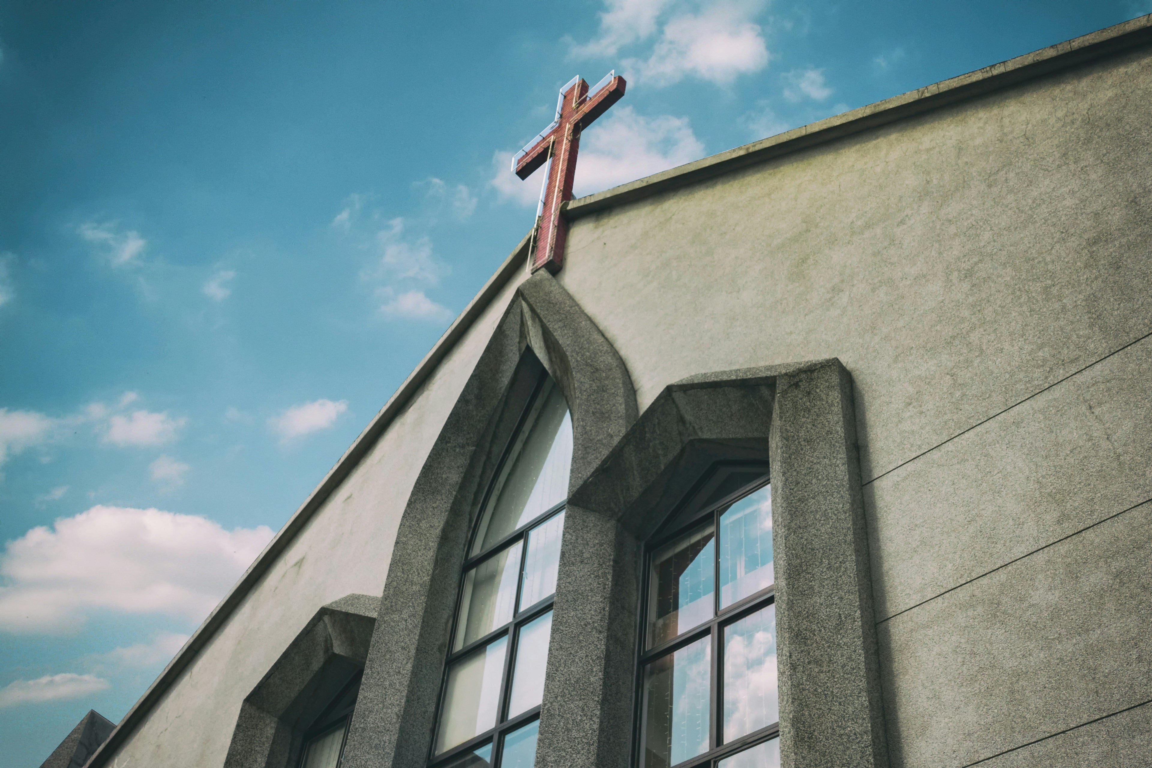 Une association catholique peut-elle licencier une salariée parce qu’elle a quitté l’Église ?