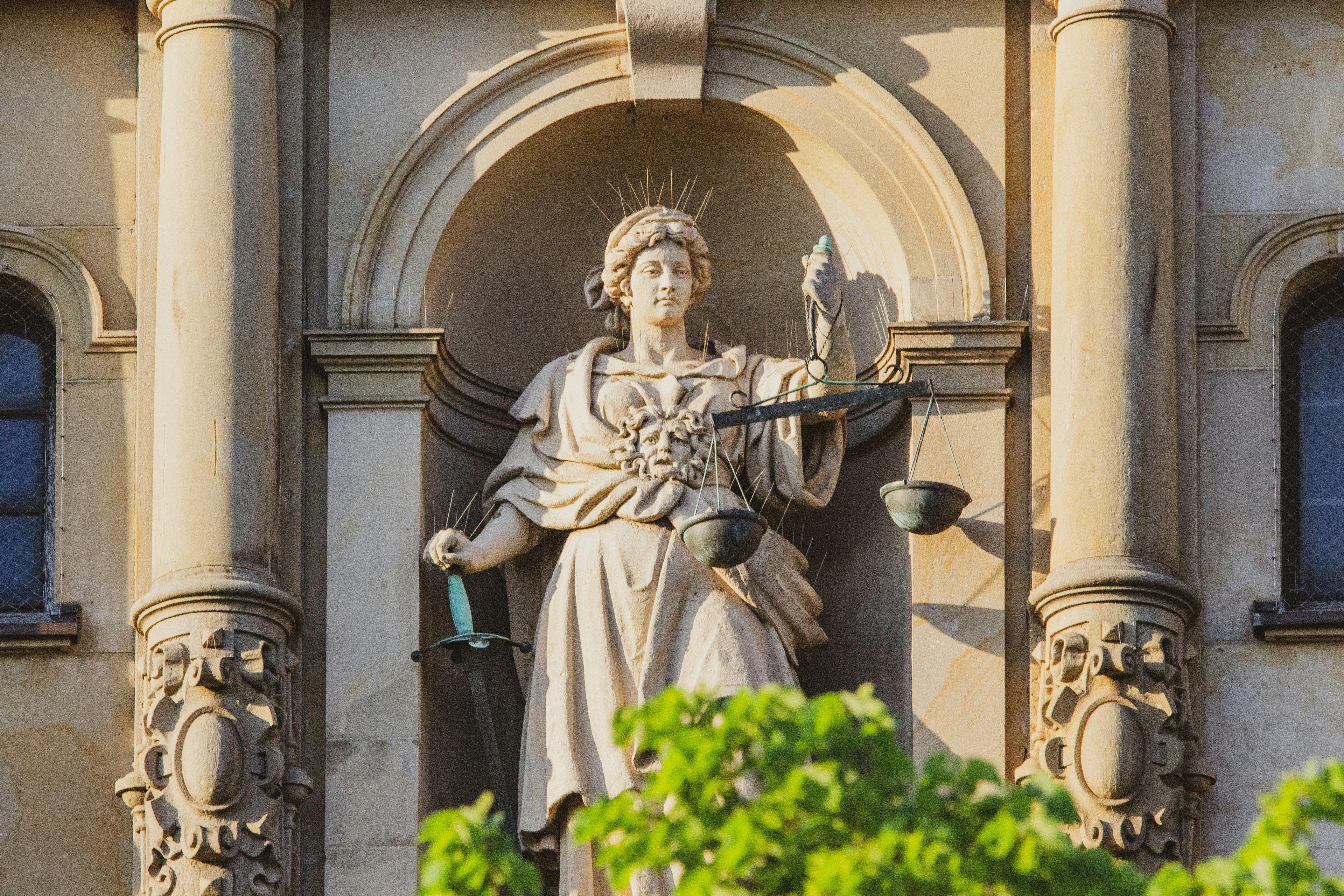 Thémis : la déesse de la justice et symbole de sagesse dans la mythologie grecque