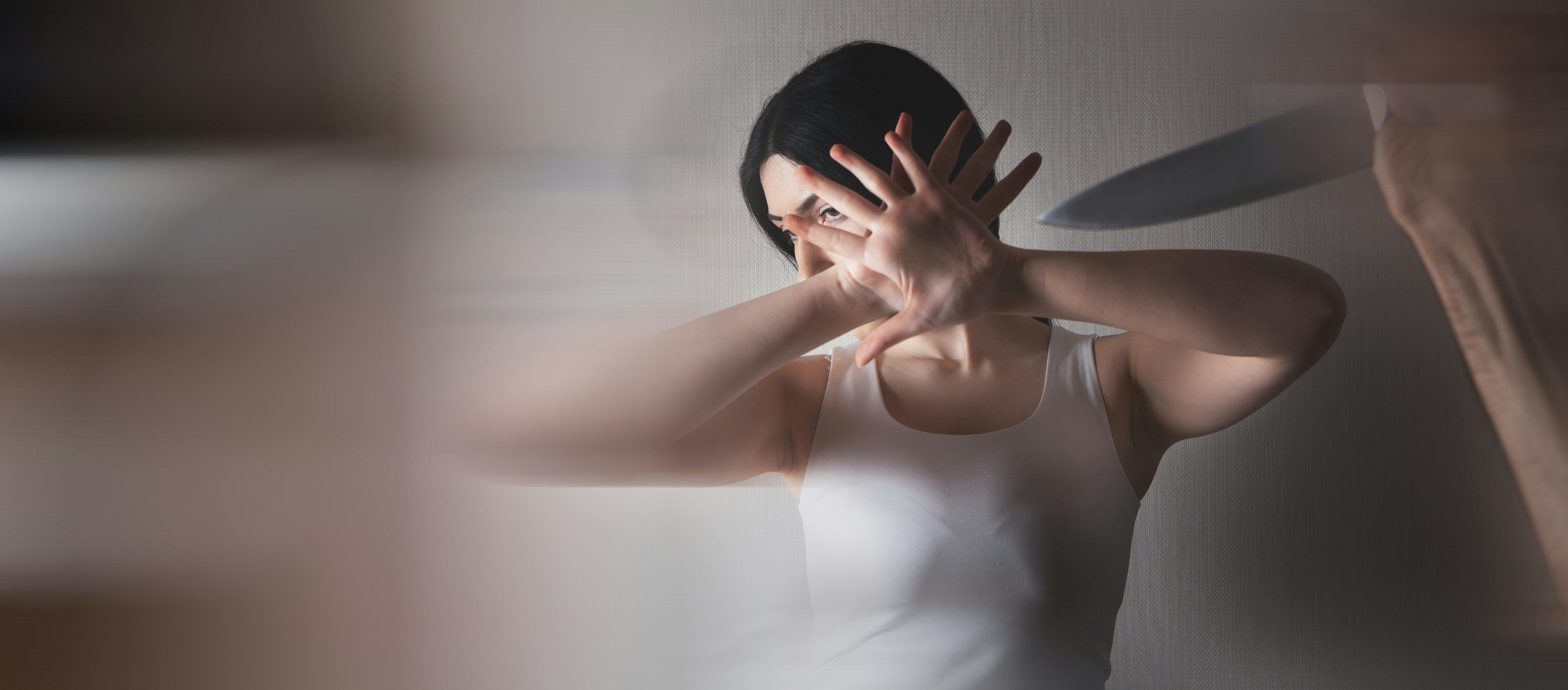 Retrait de l’autorité parentale : un père condamné pour harcèlement conjugal peut-il en être privé même sans demande de la mère ?